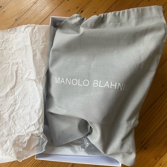 SOLD Manolo Blahnik Saita. Brand new pink, satin, kitten heel, mule. - Picture 11 of 13